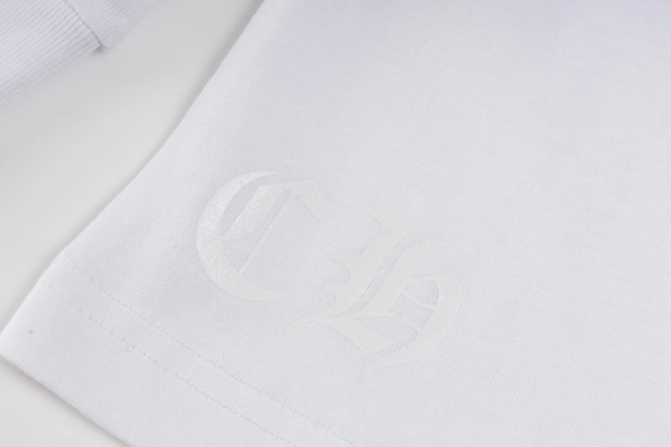 🅿️320 [Exclusive supply] CH Crow Heart Neck Sanskrit Long Sleeve (White) The fabric is lightly brushed cotton 180g fabric. The upper body is super skin-friendly and soft. The original main label wash mark, silver thread anti-counterfeiting laser, purchased the original version to develop 1:1 restoration, glue printing is consistent with the original version. They are all black and cyan (green light), not the ordinary black fake version in the market. The collar thread is also dyed in the same vat. Size:S/M/L